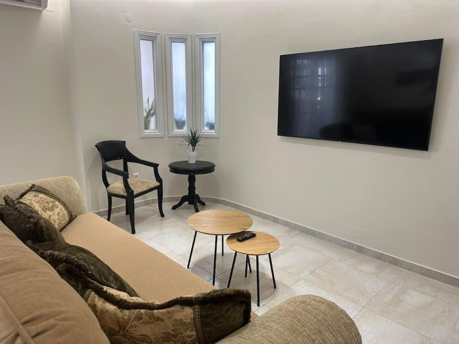 Eclectic Apartment Near Downtown Heraklion  ภายนอก รูปภาพ